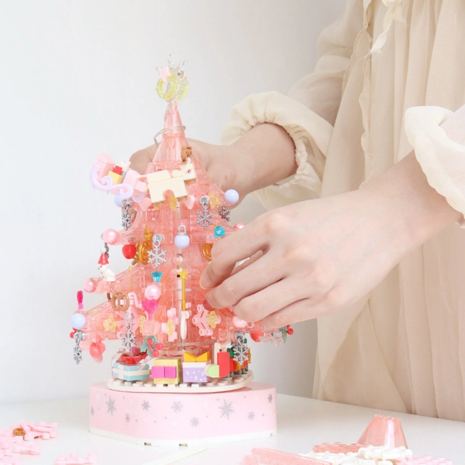 Phenas BB-PGB1368-4 Pink Christmas Tree Building Blocks Toy Kit -675 Pieces